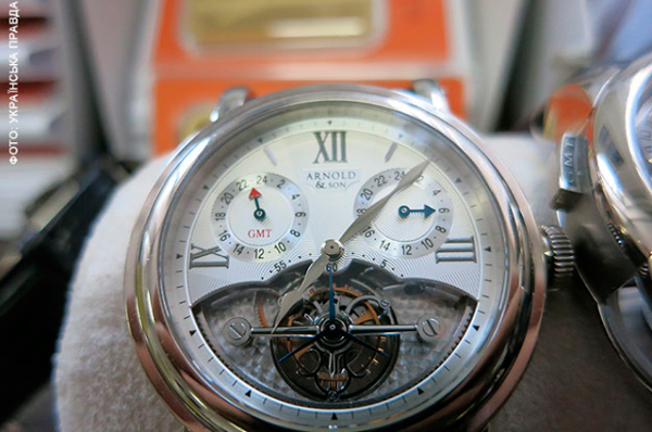 Часы Arnold&Son с турбийоном. На специализированных сайтах можно найти такой за 245 тысяч долларов или 180 тысяч евро