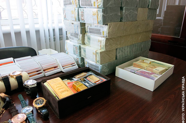 Изъятые Генпрокуратурой и милиционерами драгоценности экс-министра