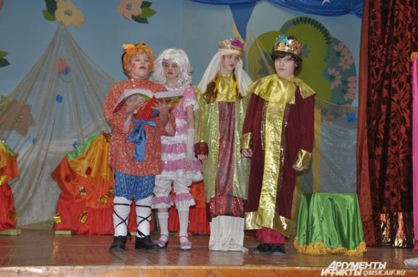 Школьный театр «Завалинка» поставил спектакль по мотивам сказки «Емеля- дурачок».