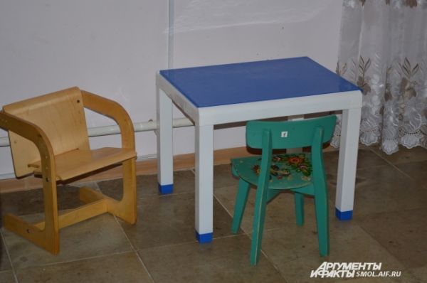 Стульчики и столик в трапезной для малышей.