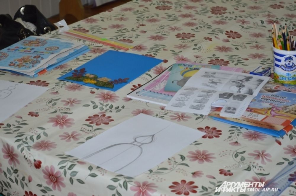 Рисунки воспитанников воскресной школы, которой выделено помещение в Доме для мам.
