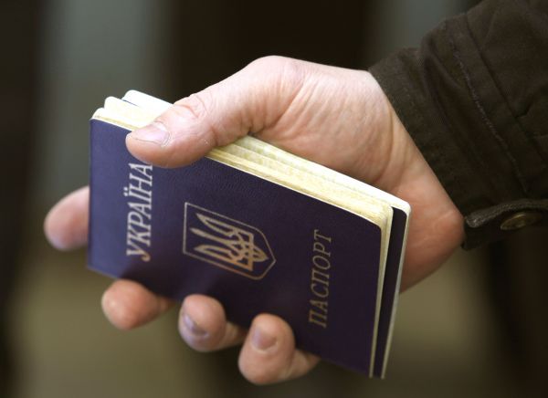 Вместе с этим множество людей обратились в паспортные столы для получения российского гражданства и соответствующих документов.