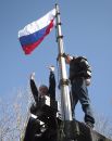 После референдума о присоединении над военными базами Крыма был поднят российский триколор.