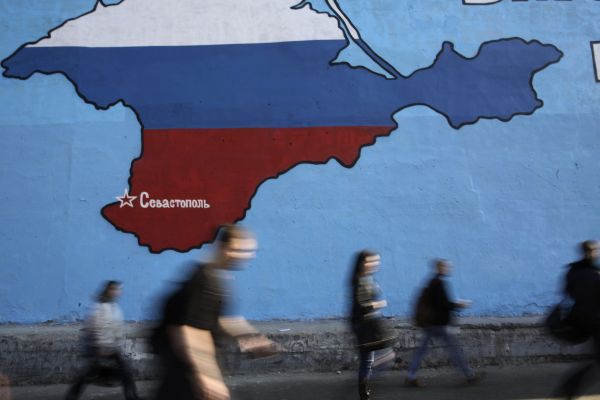Постепенно объёмы российской валюты в Крыму будут увеличены, а увеличение количества точек по приёму заявлений разгрузит очереди. Крым постепенно вступает в новую жизнь.