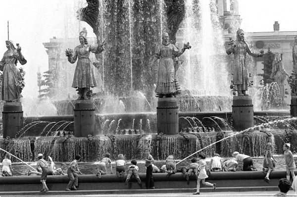 Экскурсия 1 «Б» класса 81-й московской школы, фонтан «Дружба народов», 1982 год.