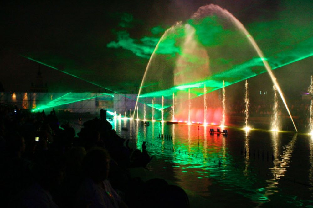 Открытие водного шоу «Танцующие фонтаны», 2007 год.