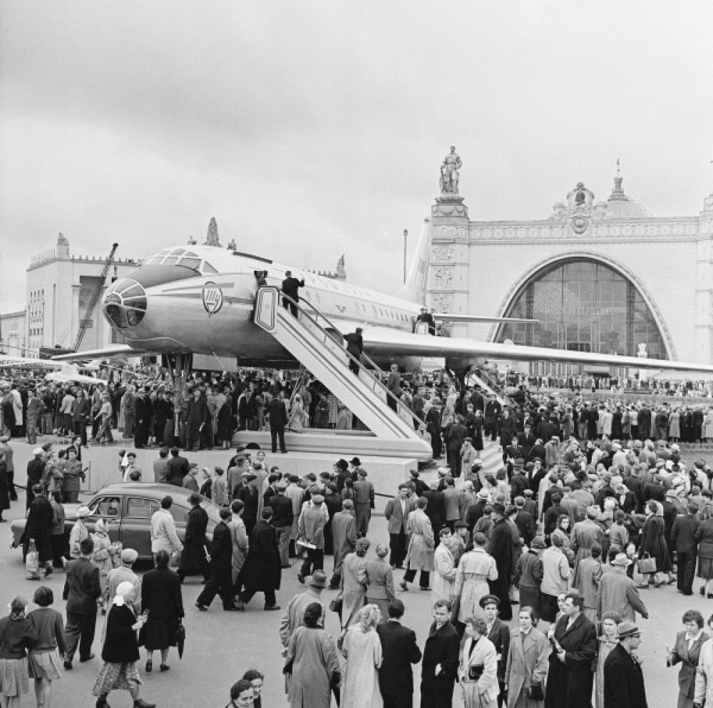 Пассажирский самолёт Ту-104А на ВВЦ, 1959 год.