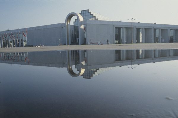 Здание павильона «Товары народного потребления и услуги населению», ВВЦ, 1993 год.
