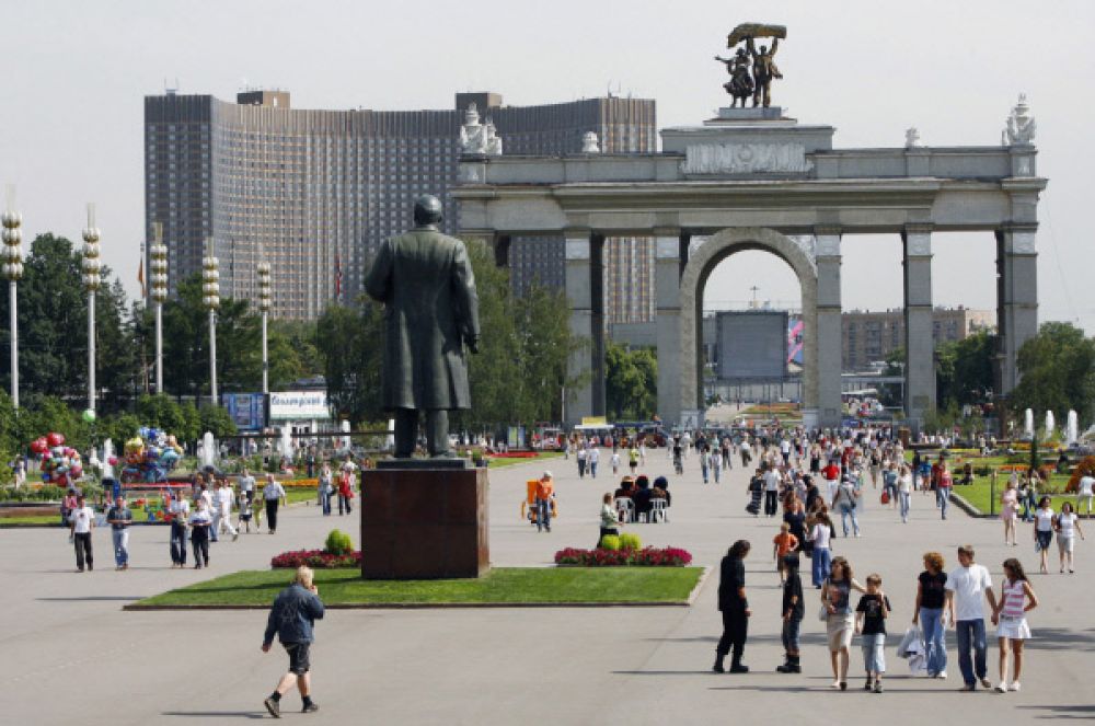 Вид на гостиницу «Космос» с территории ВВЦ, 2007 год.
