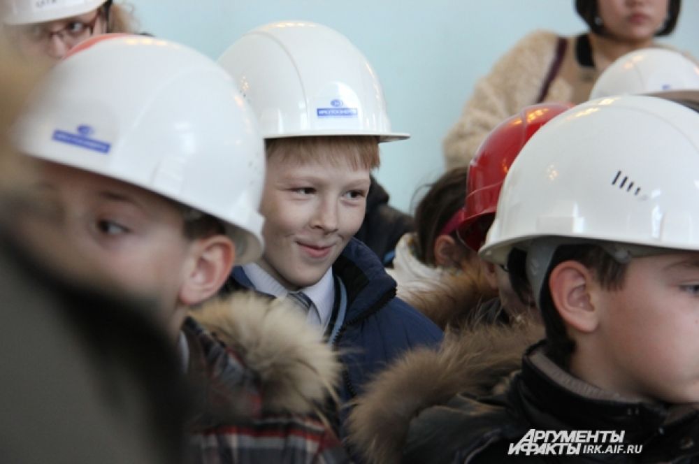 Каски все надели с большим удовольствием. В ней можн опредставить себя взрослым.