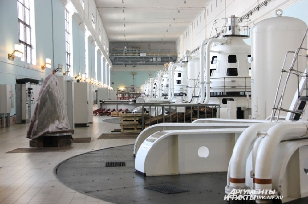 Машинный зал иркутской ГЭС.