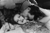 В 1927 году Эдмунд Гулдинг по мотивам романа снял фильм «Любовь», в котором Анну Каренину сыграла суперзвезда Голливуда Грета Гарбо. Режиссёр снял две версии концовки – в американском прокате фильм заканчивался счастливым воссоединением Карениной и Вронского.