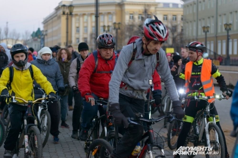 Старт был дан в 21.00. После чего организованная колонна двинулась к скверу Кирова.