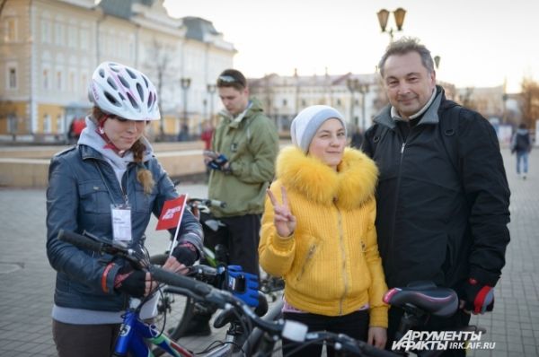 Поучаствовать пришли люди самого разного возраста. На фото чемпионка Иркутской области по бальным танцам (в желтой куртке).