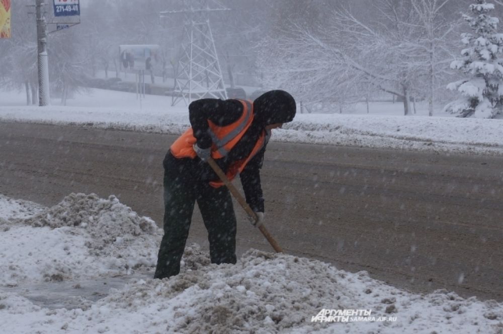 Дворники непрерывно очищают городские дороги от снега