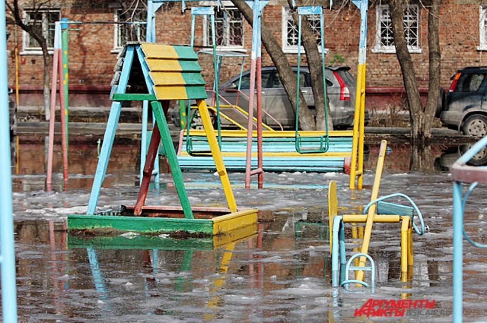 Выйти на детские площадки можно будет еще нескоро.