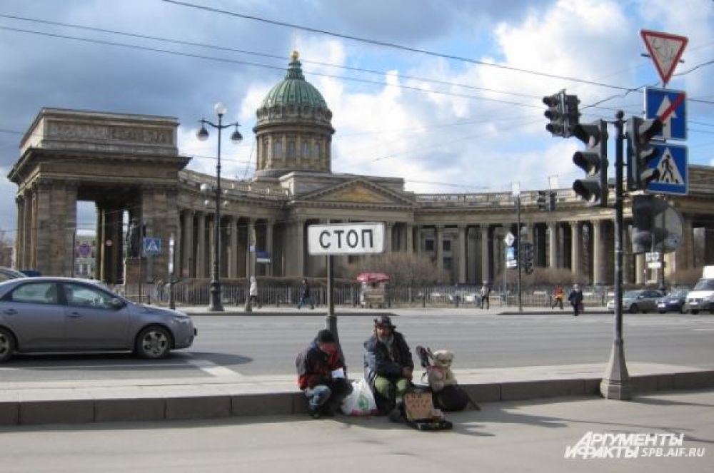 Приход весны ощущается и в Санкт-Петербурге. Правда, пока здесь идёт небольшой снегопад, но в целом настроение в городе весеннее.
