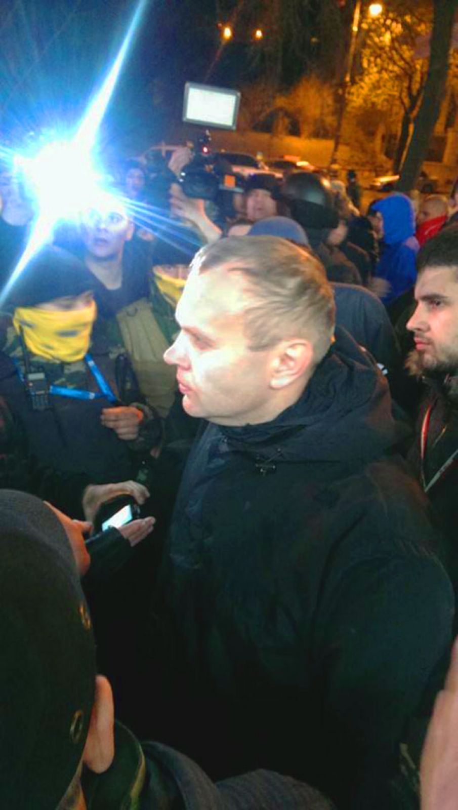 Подполковник, начальник отдела координации спецназа внутренних войск МВД на Майдане Сергей Асавелюк возле гостиницы «Днепр» 31 марта, где расположен штаб группировки Правый сектор