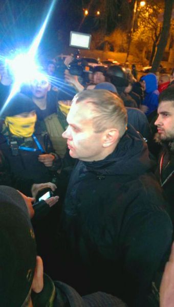 Подполковник, начальник отдела координации спецназа внутренних войск МВД на Майдане Сергей Асавелюк возле гостиницы «Днепр» 31 марта, где расположен штаб группировки Правый сектор