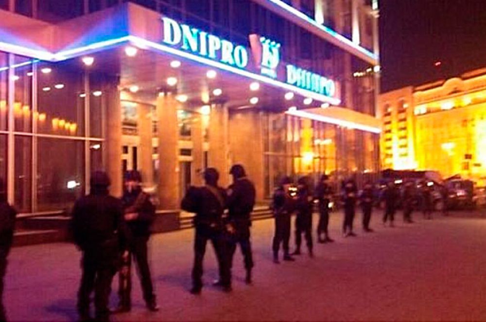 Представители Самообороны окружили столичный отель «Днепр» по периметру