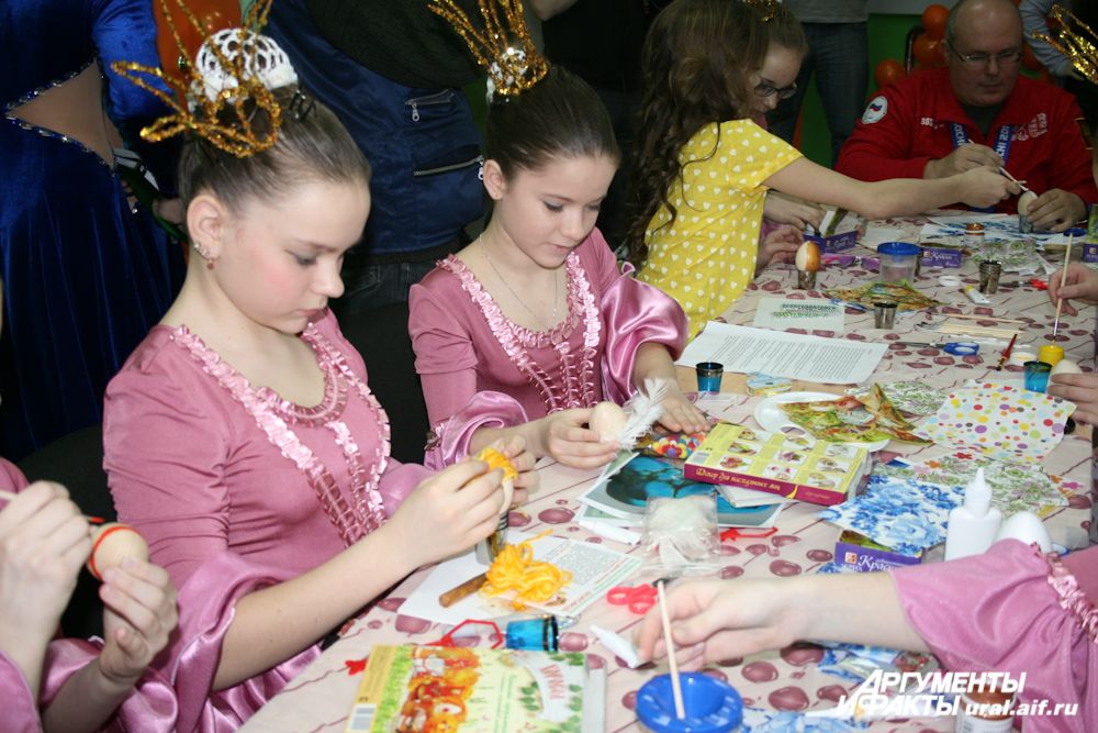 Акция «Пасхальная радость» проходила одновременно с региональным отбором участников летней сессии международного творческого проекта Госкорпорации «Росатом» «Nuclear Kids». Поэтому ребятишки, в ожидании кастинга, расписывали пасхальные яйца прямо в сценических костюмах.