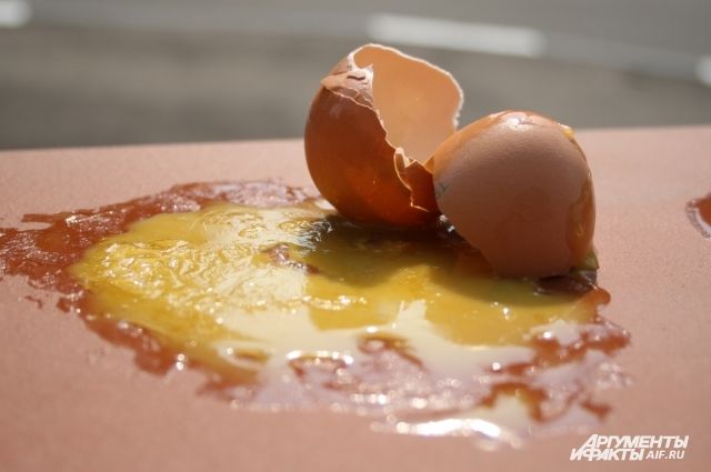 Просроченное куриное яйцо опасно для здоровья.