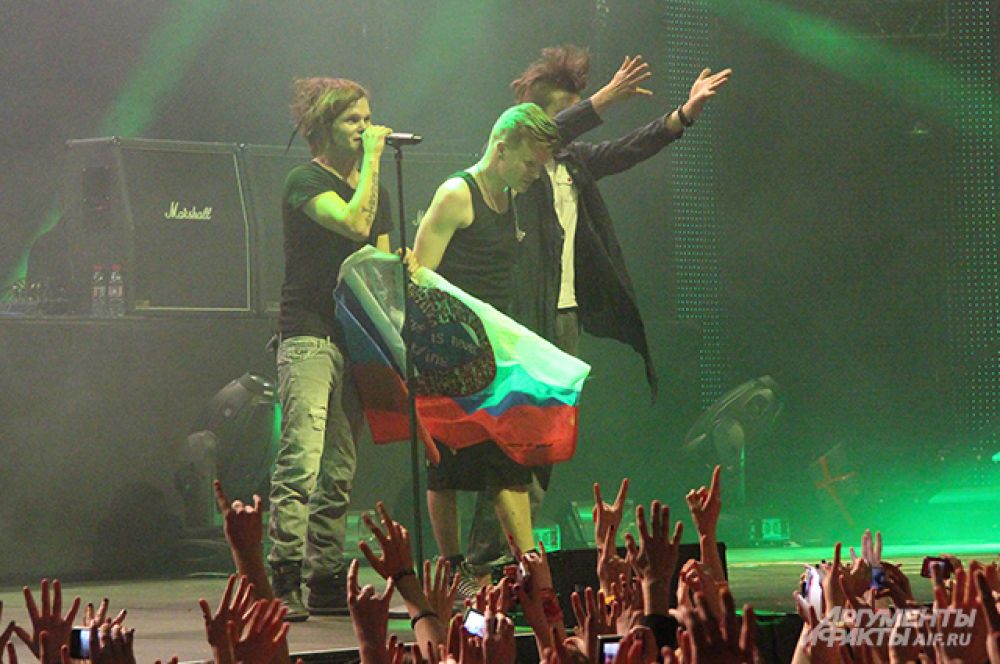 Во время концерта поклонники подарили музыкантам российский флаг.