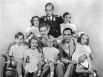 Кроме этого в целях пропаганды в Германии было распространено семейное фото Геббельса, на котором он был изображён вместе с женой и шестью детьми. Находящийся позади в форме Харальд Квандт первоначально отсутствовал, но был добавлен с помощью ретуши.