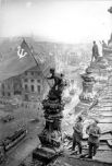 Весной 1945 года в пропагандистских целях было сделано фото водружения Знамени Победы над Рейхстагом. Берлин действительно был взят, однако растиражированный снимок был постановочным и сделан через пару дней после событий, которые якобы иллюстрирует.