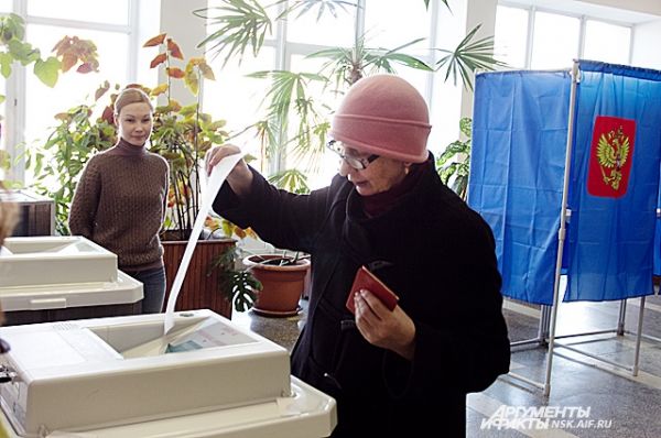 коло 2,5 % жителей областного центра отдали свои голоса за два часа работы избирательных участков на досрочных выборах мэра.