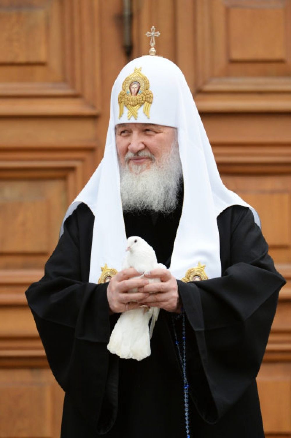 В конце церемонии Патриарх Кирилл выпустил в небо белых почтовых голубей, символ свободы, дарованной людям Спасителем мира Иисусом Христом.