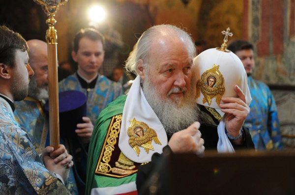 Патриарх Московский и всея Руси Кирилл совершает Божественную литургию.