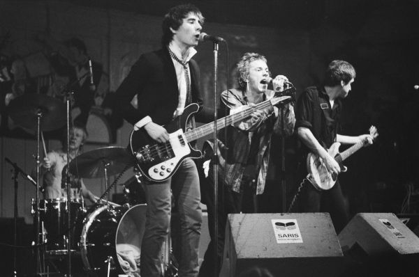 В конце 70-х к выходу альбома Sex Pistols Вествуд создала музыкантам сценические костюмы и футболки с портретом королевы Елизаветы II, изображённой с проткнутым булавкой ртом.