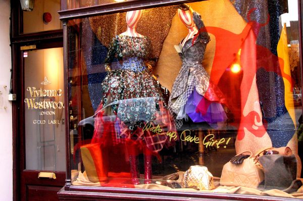 Свои первые коллекции Вивьен Вествуд продавала в небольшом лондонском магазинчике – на дизайн одежды школьную учительницу вдохновил Малькольм Макларен, идеолог панк-культуры и продюсер знаменитых Sex Pistols.