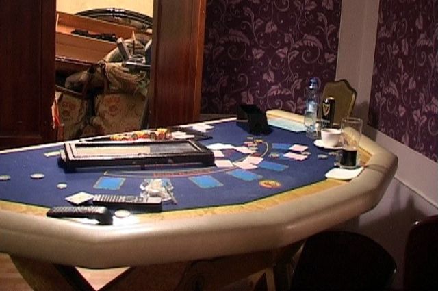 Стол для игры в карты в казино.