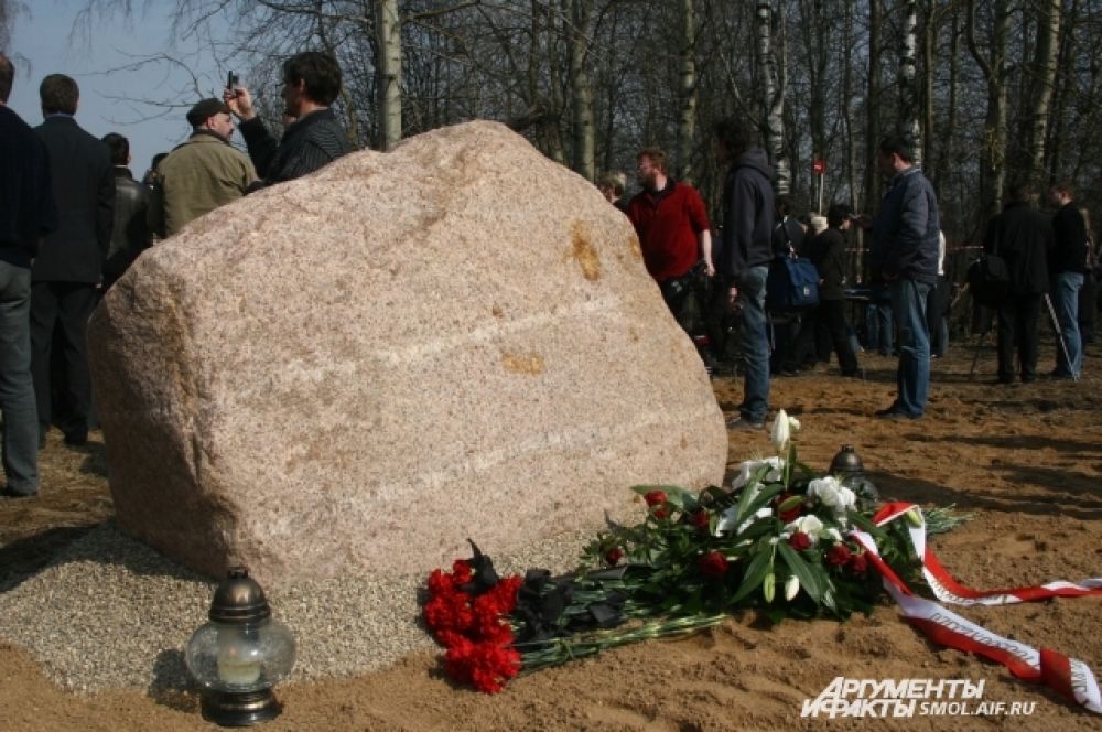 К этому камню уже в первый день начали приносить цветы и свечи. Позже на нем же появилась мемориальная табличка.