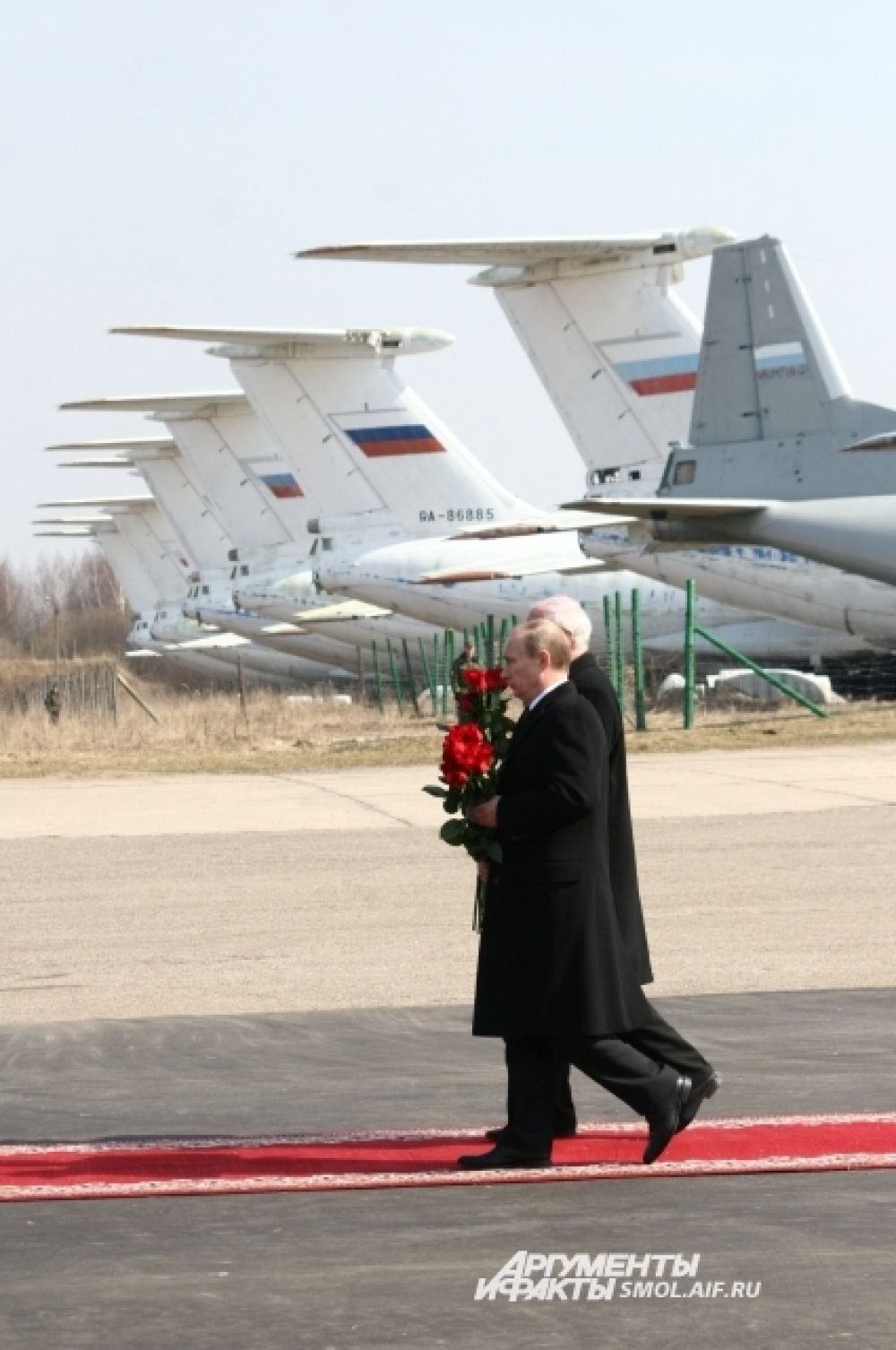 Владимир Путин вместе с польским коллегой возлагают цветы к гробам погибших.