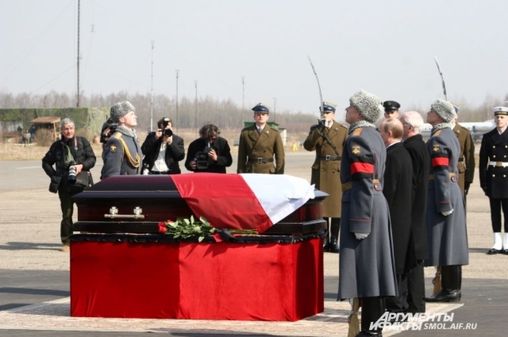 Церемония передачи останков польской стороне.