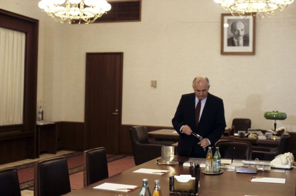 Уже на третий год своего правления Михаил Горбачёв обозначил новый курс развития страны – Перестройку. В рамках видения Горбачёва, СССР должен был быть преобразован в Союз Суверенных Государств.