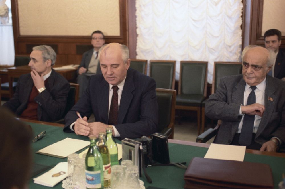 После подписания Беловежского соглашения о прекращении существования СССР в декабре 1991 года, Горбачёв сложил с себя полномочия президента СССР.