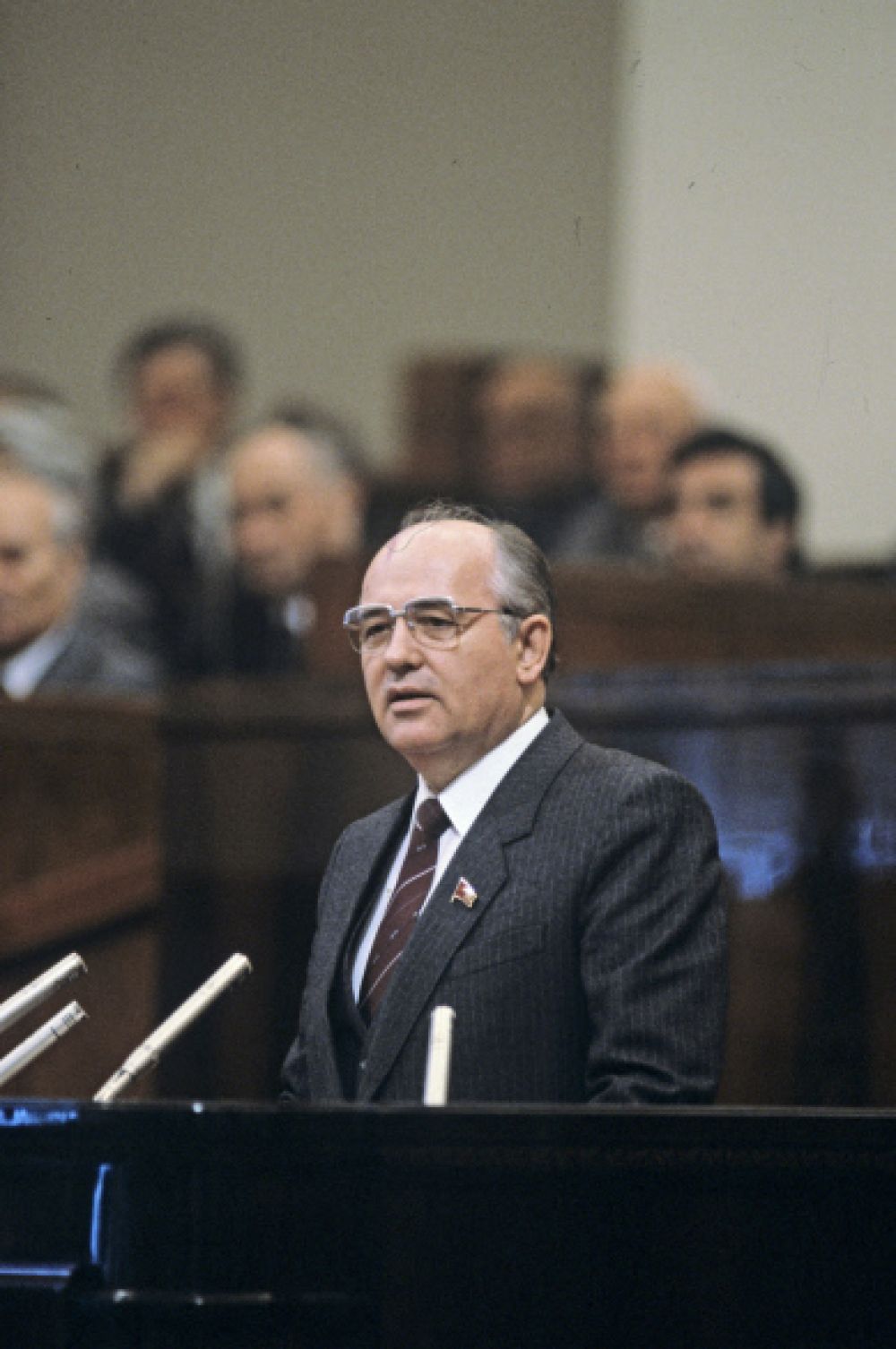 Через несколько лет – в марте 1985 года – скончался Константин Черненко. На роль нового генсека ЦК КПСС подошёл 54-летний Михаил Горбачёв.