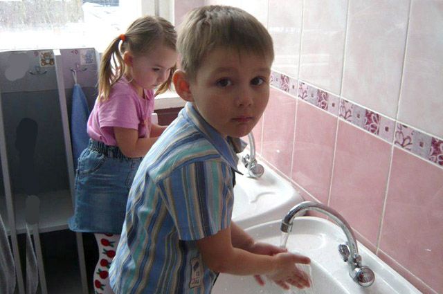 Странные взрослые: учат малышей мыть руки, а водопровод довели «до ручки». 