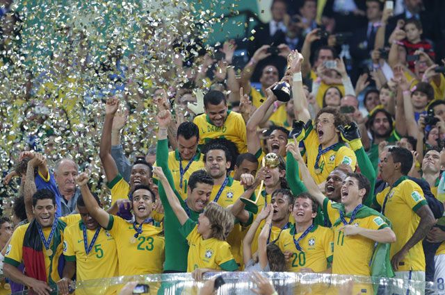Сборная Бразилии после победы в Кубке Конфедераций 2013 года.