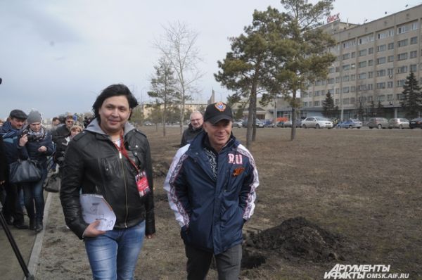 Певец Олег Газманов посадил в Омске 4 дерева.
