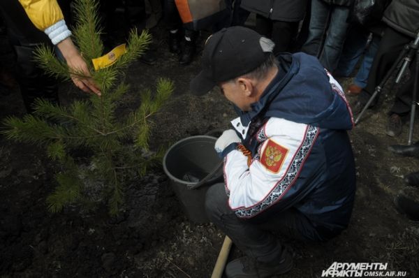 Певец Олег Газманов посадил в Омске 4 дерева.