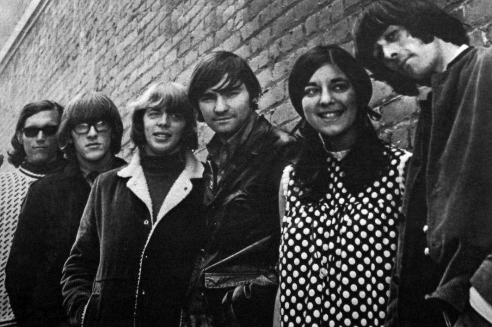 Среди самых популярных групп 60-х также Jefferson Airplane. Сначала музыканты тяготели к фолк-року, но настоящее признание пришло в группу вместе с вокалисткой Грэйс Слик – с её приходом акценты были смещены в сторону психоделического рока.