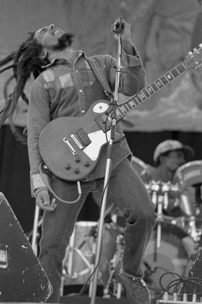 Боб Марли, один из идеологов регги и по-прежнему самый известный исполнитель этой музыки, благодаря своему творчеству стал культовым во всём мире. В музыке Марли пропагандировал мир и свободу, и слушатели разделяли его идеи, выраженные в текстах. Помимо членства в Зале славы рок-н-ролла у Боба Марли также есть звезда на голливудской «Аллее славы».