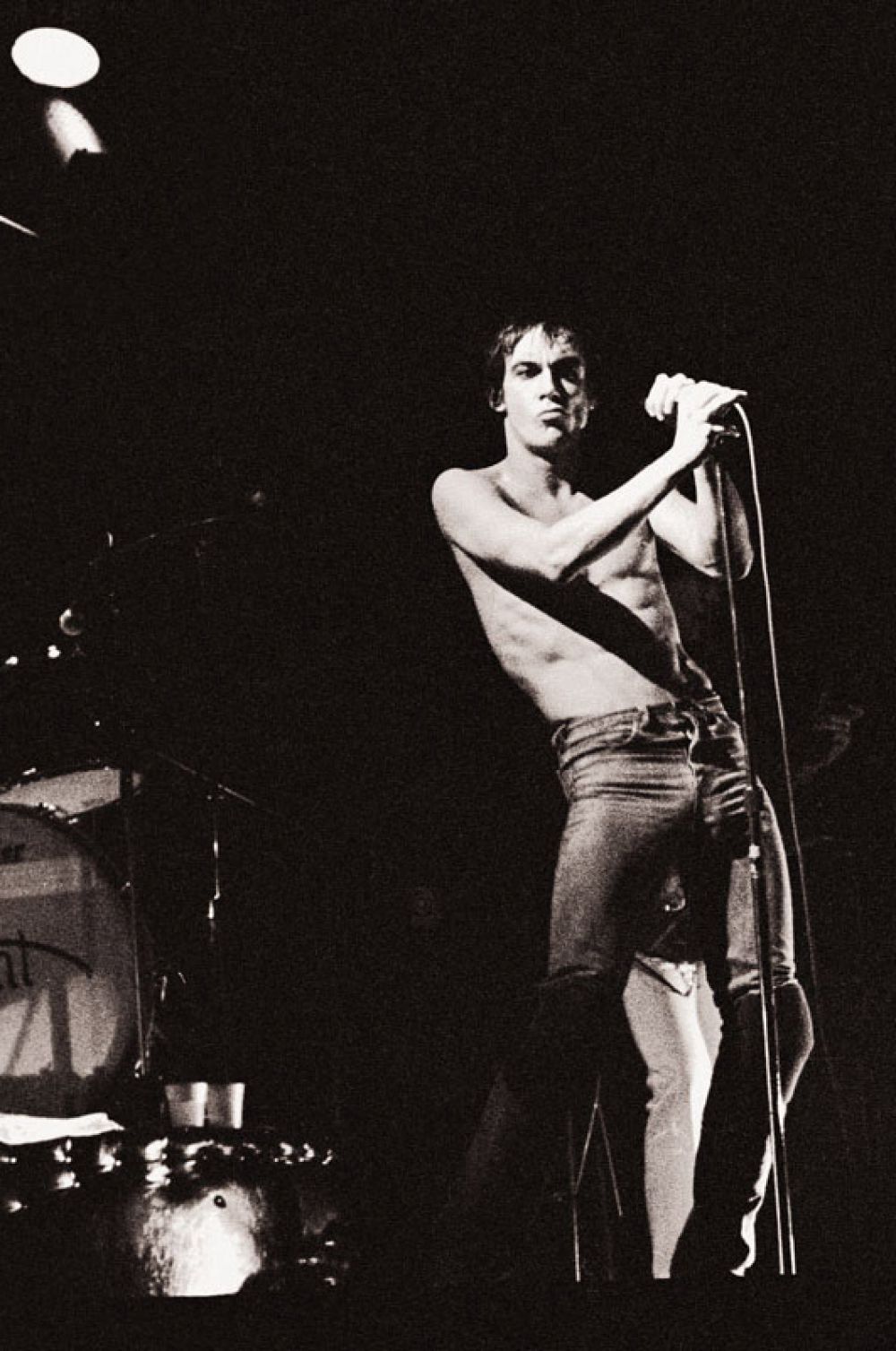 В конце 60-х на сцене появилась группа The Stooges, бессменным фронтменом которой остаётся заслуженный «дедушка рок-н-ролла» Игги Поп. Агрессивный материал The Stooges хотя и оставался в канве рок-н-ролла, стал предвестником появления панк-рока.