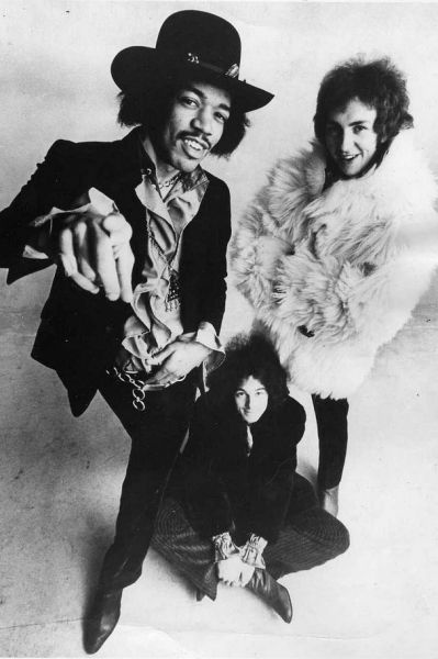 В Зал славы рок-н-ролла также включена самая известная группа одного из лидеров психоделического блюза Джими Хендрикса – Jimi Hendrix Experience. Хендрикс стал знаменит после выступления на музыкальном фестивале в Монтеррее, где поразил публику неординарным подходом к звуку и сожженной после программы гитары.