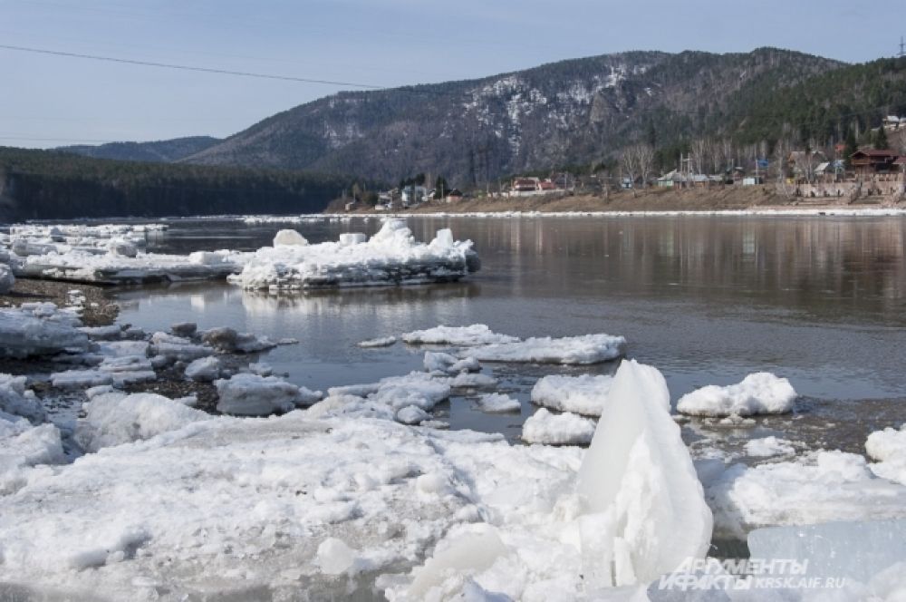 Жители Красноярска видели ледоход в городе.